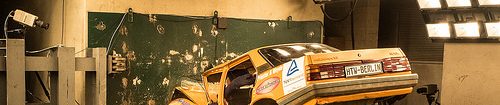 Ein im Crashtest vor die Wand gefahrenes Auto