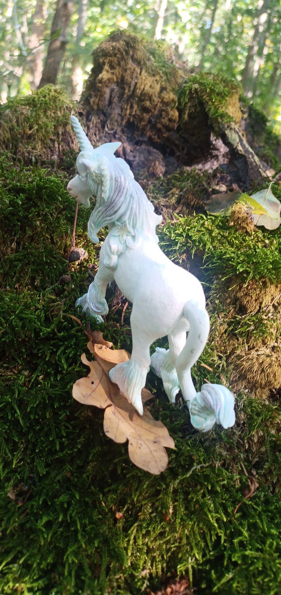 Einhorn auf Baumstumpf