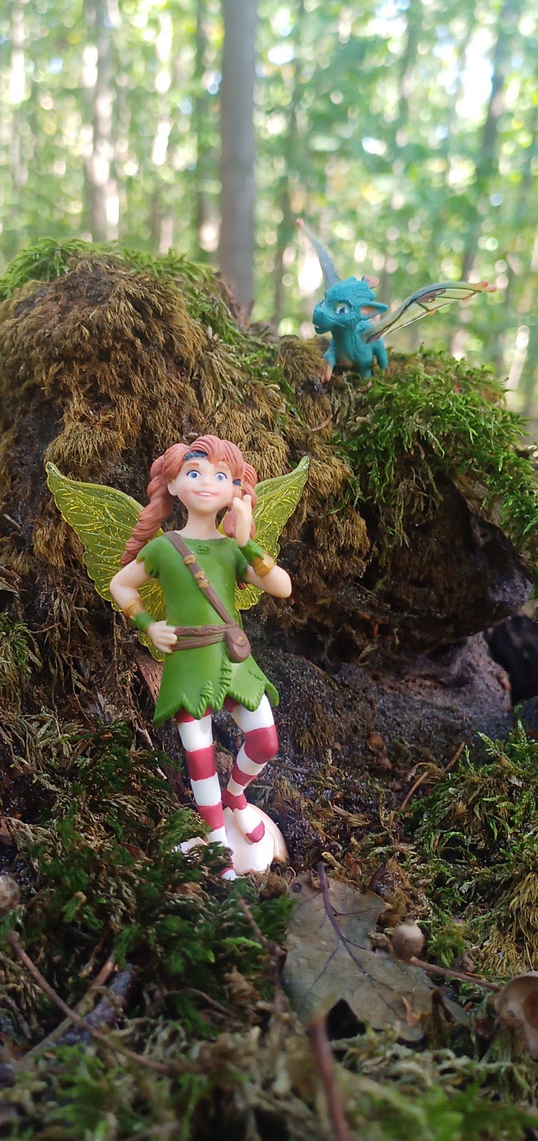 Schleich-Figuren auf einem Baumstumpf