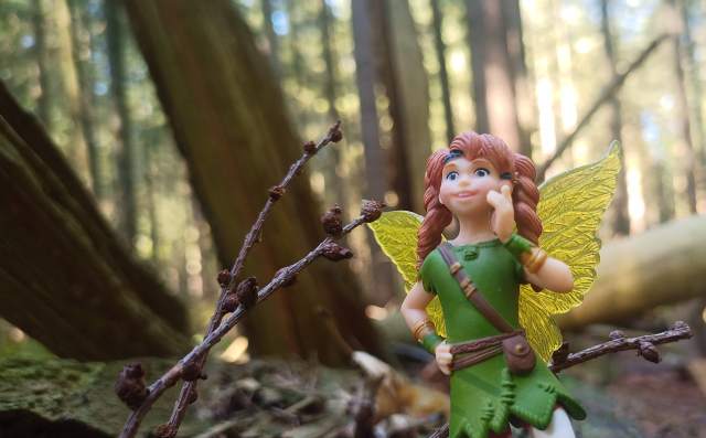 Schleich-Elfe auf Baumstamm