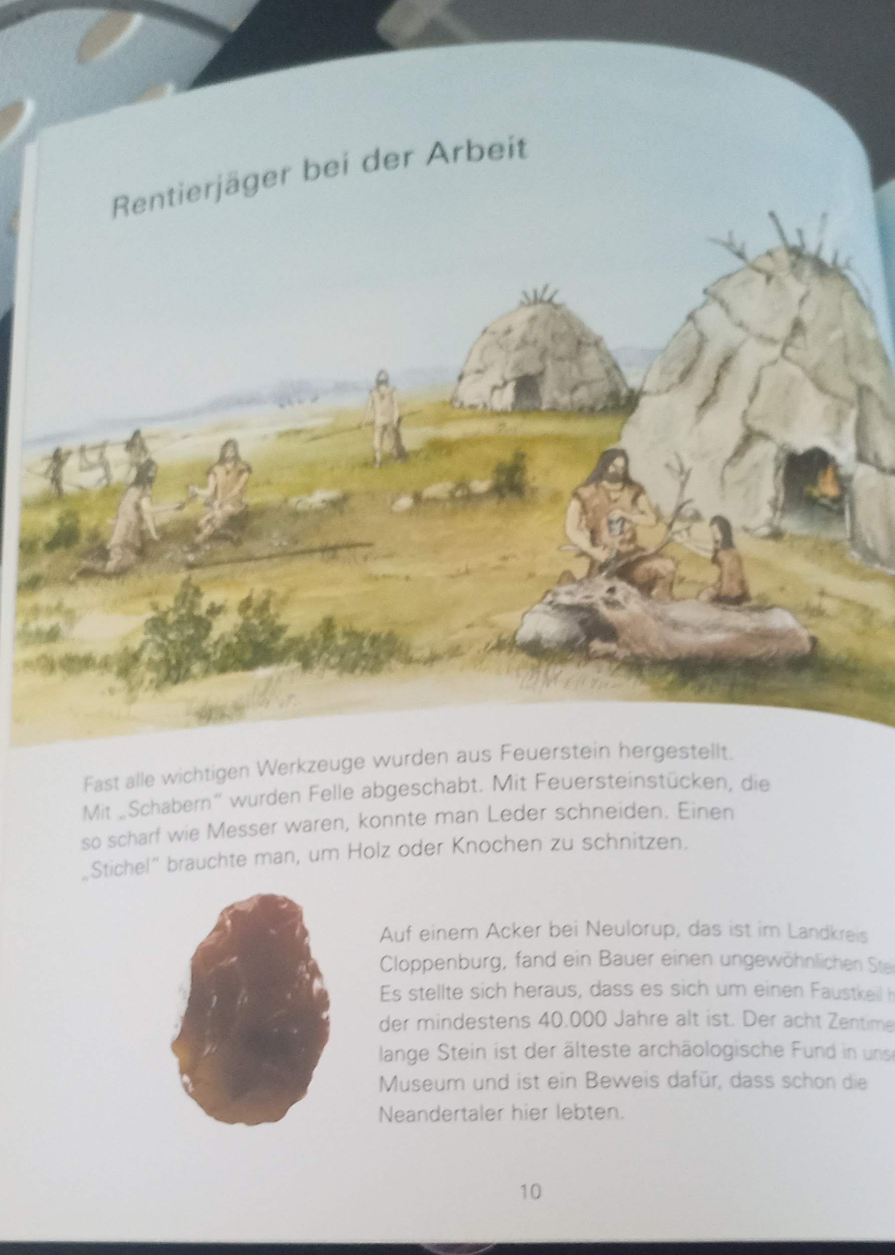 Foto der Seite "Rentierjäger bei der Arbeit" mit Bild von einem Lager mit Jägern, Hütten und darunter Erklärtext und da Foto vom Faustkeil aus Neuloup