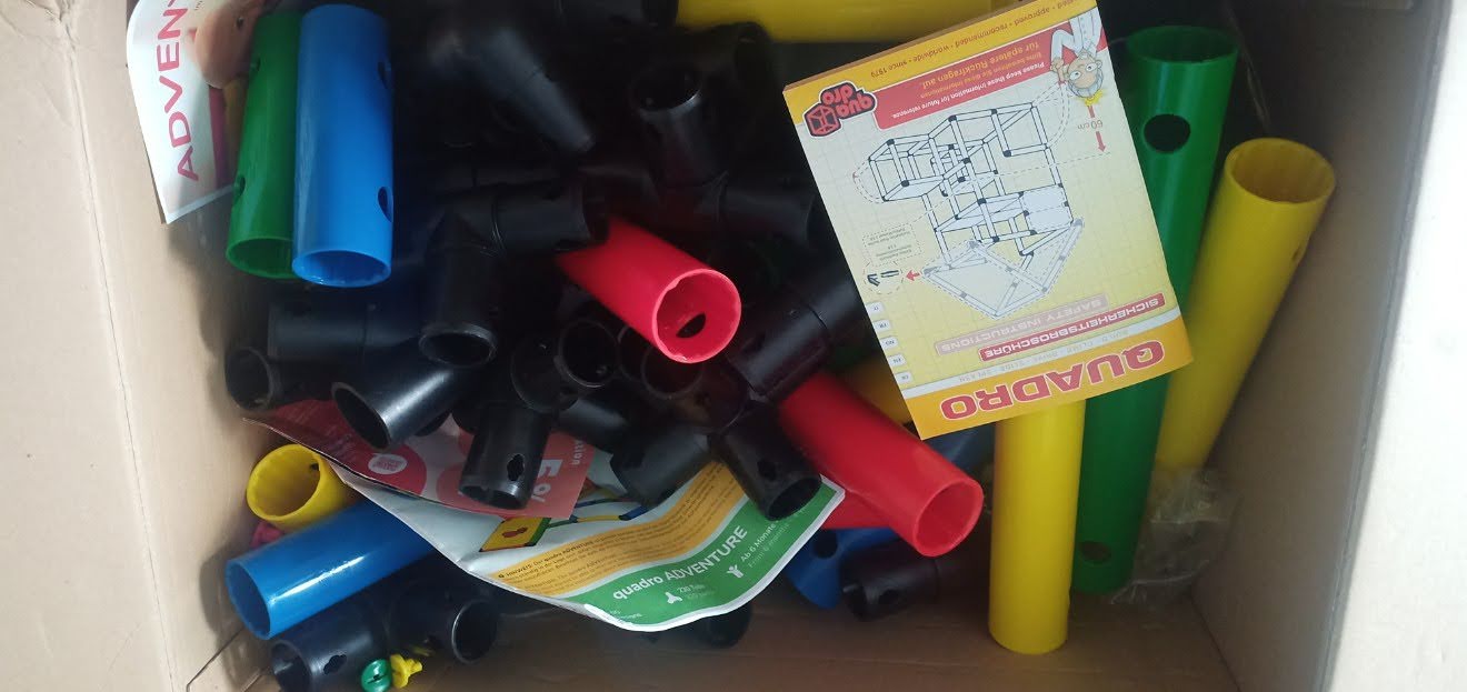 Blick in einen Karton mit Quadro-Bausystem-Kram. 