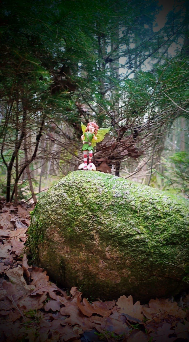 Schleich-Fee auf Stein am Wegesrand