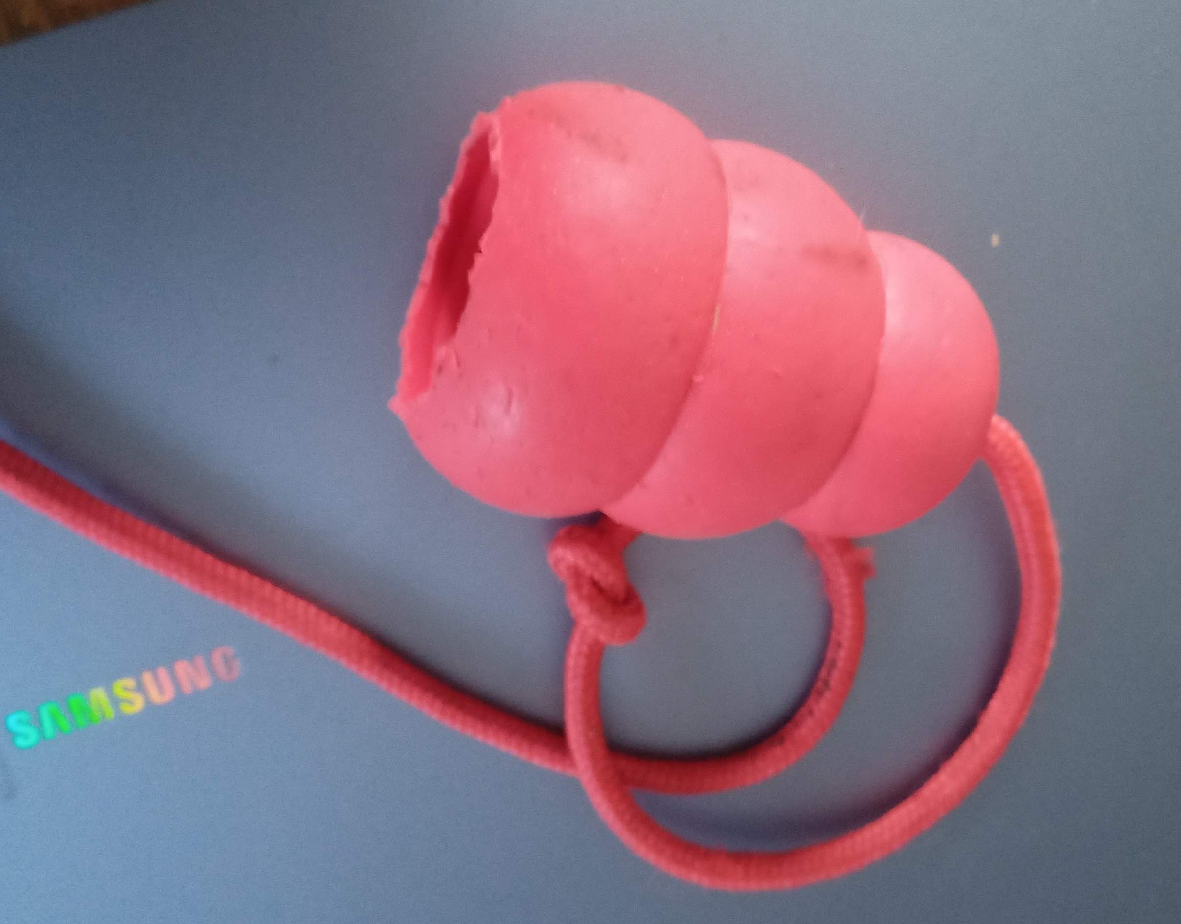 Abgefressener TEMU Kong-Nachbau von der Seite