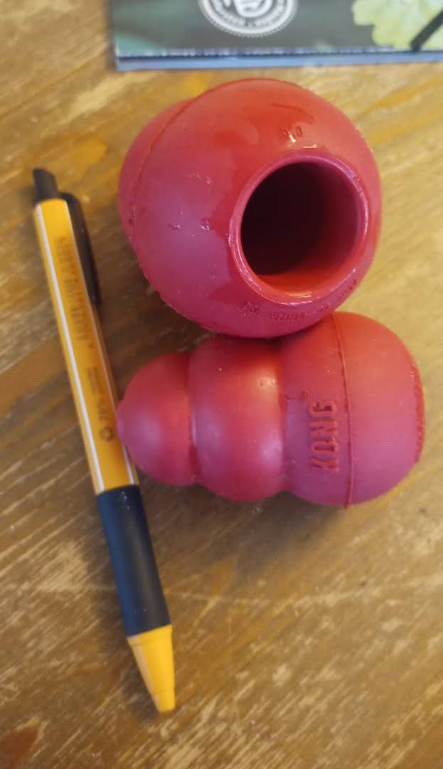 Zwei originale Kongs mit einem Stabilo-Kuli als Vergleich