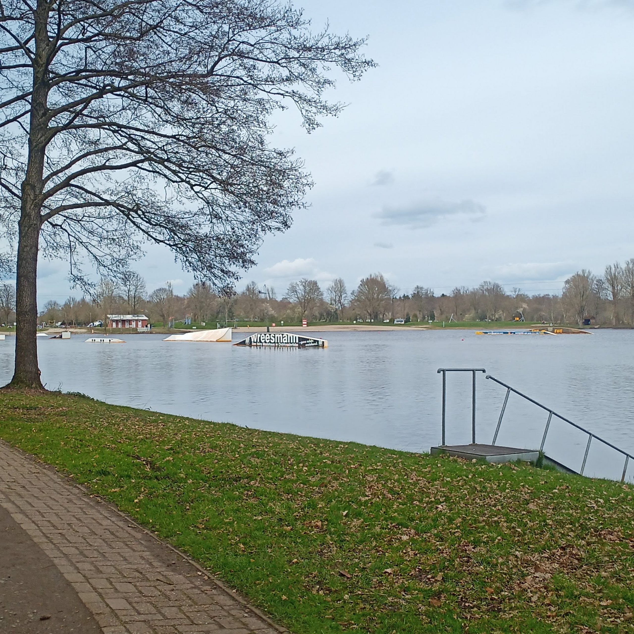 Idasee mit Hindernissen und Wasserskianlage