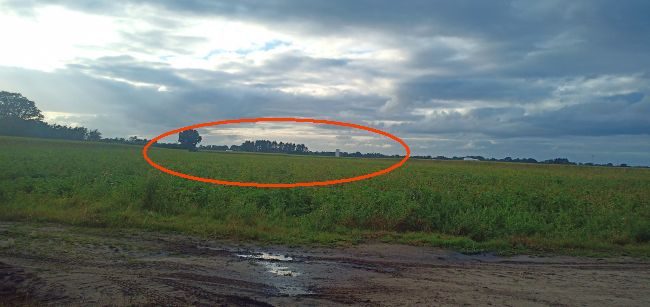 Hier habe ich vor einiger Zeit den Bau von WKA´s aus der Ferne fotografiert, es gibt eine rote Ellipse, in der man zwei Fundamente mit unterschiedlich hohen ersten Bauschritten sieht. Davor ein Maisacker und daneben eine große Biogasanlage