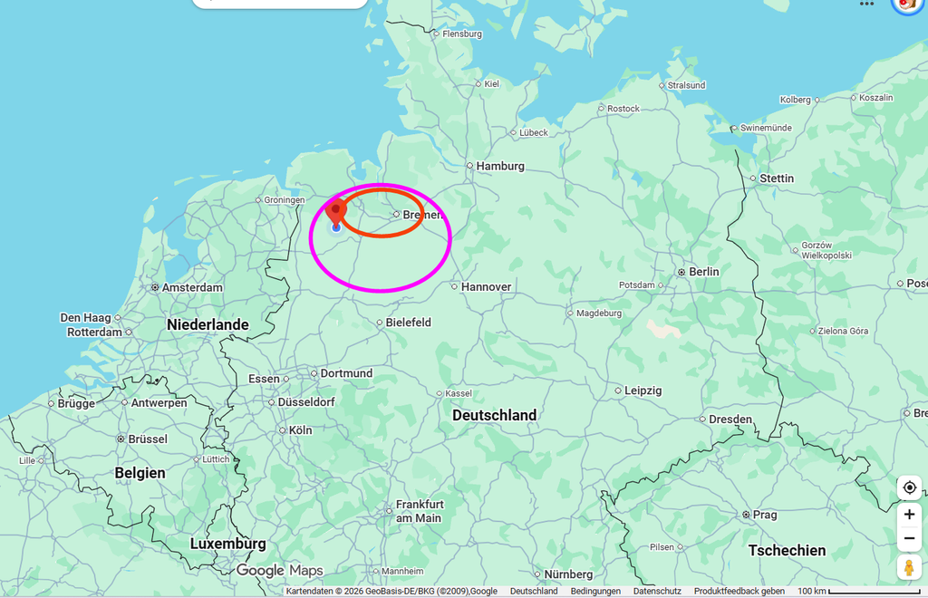 Ein Ausschnitt von Google Maps von Deutschland (Niederlande, Belgien, Tschechien, Polen sind auch noch mit drauf) im Pi mal Daumen Größenvergleich zur obrigen Tschernobyl-Karte. Es gibt zwei Elipsen auf der Karte, die rote zeigt im gleichen Maßstab eine Sperrzone von 100 km Länge an, die andere Ellipse zeigt in etwa an, wie lang ein Gebiet wäre, dass regelmäßig Überprüft werden muss, weil die Strahlenbelastung so hoch ist.